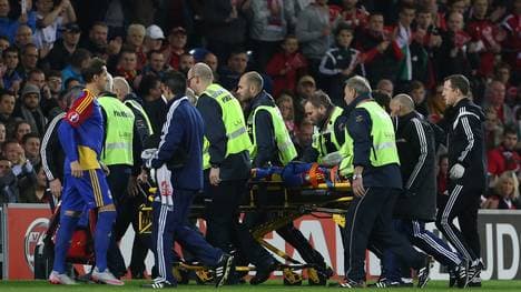 Victor Moreira aus Andorra wird nach einem Zweikampf verletzt vom Platz getragen