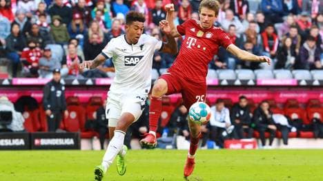 Chris Richards (l.), hier im Zweikampf mit Thomas Müller, könnte nach seiner Hoffenheim-Leihe zu den Bayern zurückkehren