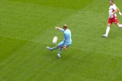 Was ist das denn?! Aufsteiger schlägt sich selbst