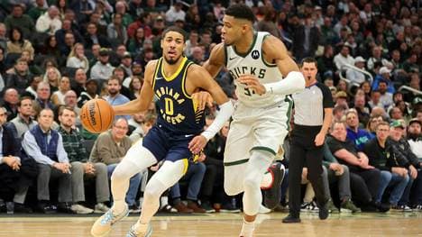 Tyrese Haliburton (l.) und Giannis Antetokounmpo