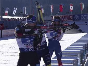 Die deutsche Männerstaffel erleidet beim Biathlon-Weltcup in Hochfilzen frühzeitig einen Rückschlag, kämpft sich aber wieder nach vorne. Im letzten Schießen fällt die Entscheidung über einen Podestplatz.