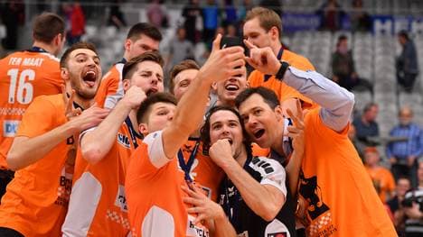 Die Spieler von Berlin Recycling Volleys feiern die Deutsche Meisterschaft