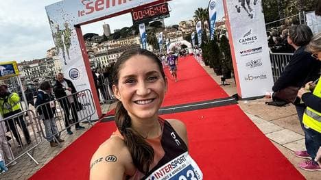 Gesa Krause im Zielbereich von Cannes