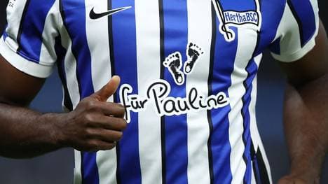 Auch Jhon Cordoba lief mit dem Trikot "für Pauline" auf