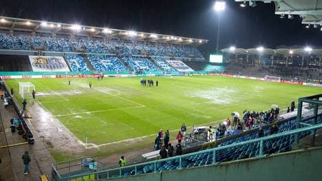 Das Stadion in Saarbrücken ist vom Regen gezeichnet