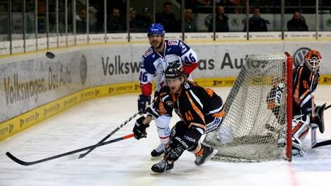 Tim Hambly (v.) im Duell mit Mannheims Jonathan Rheault