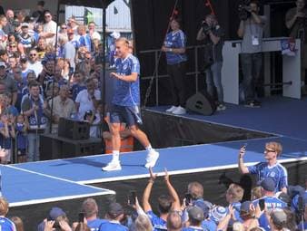 Timo Becker ist nach seinem Wechsel zum Jugendverein letzten Sommer zu einer wichtigen Säule der Schalker Mannschaft geworden. Im Interview spricht über den möglichen Aufstieg seiner Mannschaft.