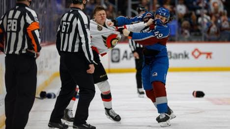 Tim Stützle (l.) schlägt in Denver zu