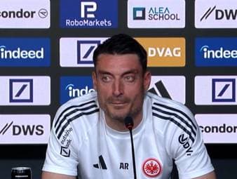 Trotz Vertragsverlängerung bei Eintracht Frankfurt steht Mario Götze aktuell vor einer ungewissen Zukunft. Unter Trainer Albert Riera hat es der Weltmeister von 2014 zunehmend schwer, sich durchzusetzen. Auf seine Situation angesprochen, hält sich Riera auffallend zurück.