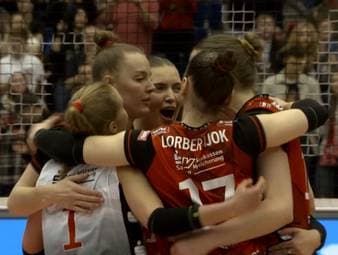 Der Dresdner SC feiert im ersten Viertelfinal-Spiel gegen den USC Münster einen Auftakt nach Maß. Die Gäste halten die Partie aber lange offen.