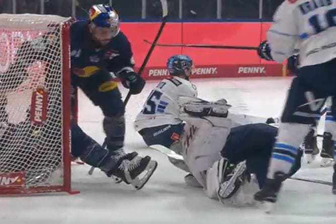 Dieses Tor sorgt für Chaos! Nicht nur der Puck landet im Netz