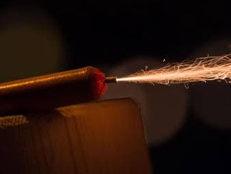 Böller und Vandalismus - Wer Silvesterschäden am Auto zahlt