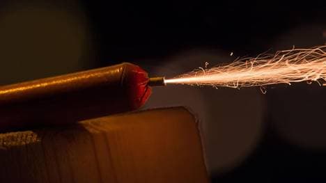 Krawumm! Wenn in der Silvesternacht die Böller fliegen, sollte man am besten vorher eine Teil- oder Vollkaskoversicherung abgeschlossen haben