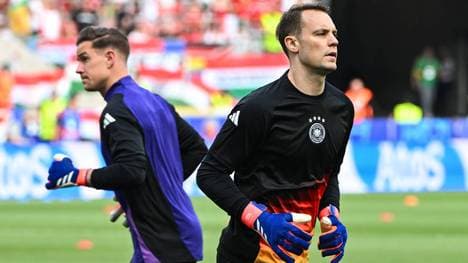 Torwart Manuel Neuer (r.) trat kürzlich aus dem DFB-Team zurück und machte den Weg frei für Marc-André ter Stegen