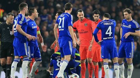 Zlatan Ibrahimovic im Clinch mit Spielern des FC Chelsea