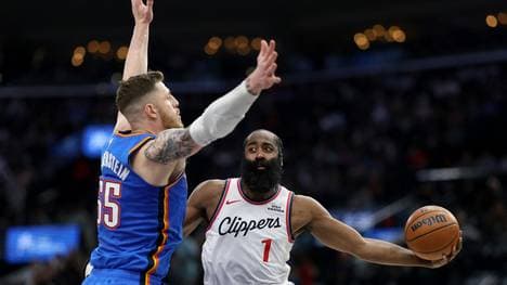 Hartenstein (l.) im Duell mit James Harden