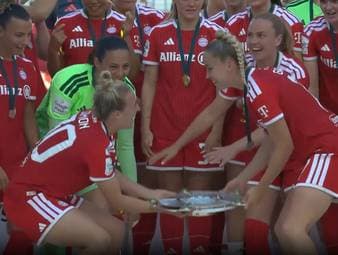 Die Frauen des FC Bayern feiert nach einem souveränen 2:0-Sieg gegen Eintracht Frankfurt ihre vierte Meisterschaft in Folge. Giulia Gwinn und Co. werden mit der Schale kreativ.