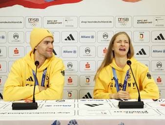 Minerva Hase und Nikita Volodin gewinnen Bronze im Eiskunstlauf. Neben der Medaille gibt es eigentlich ein Olympia-Maskottchen dazu, doch nach der Siegerehrung sind die beiden des deutschen Tanzpaares nicht mehr auffindbar. Minerva Hase ist davon sichtlich mitgenommen.