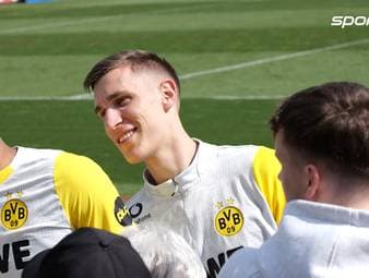 Am Wochenende wurde Nico Schlotterbeck noch von den eigenen Fans im Stadion ausgepfiffen. Im Training am Dienstag posierte er brav für Bilder mit Fans nach dem Training. Die Nachfrage nach Bildern mit ihm scheint unverändert.