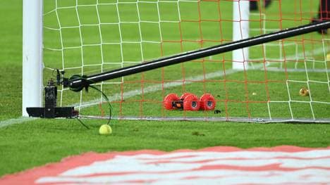 Beim Spiel zwischen dem 1. FC Köln und Werder Bremen fuhren plötzlich ferngesteuerte Autos über den Rasen