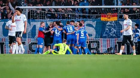 Rostock jubelt über den Führungstreffer in Verl