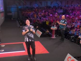 Chris Dobey steht nach einem 4:2-Sieg gegen Rob Cross im Viertelfinale der Darts-WM. Mit einem 170er-Finish im vierten Satz sorgt er für das Highlight des Spiels.