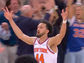 Die New York Knicks gewinnen Spiel eins der Eastern Conference Finals gegen die Cleveland Cavaliers. Dabei holen sie einen historischen Rückstand im letzten Viertel noch auf.