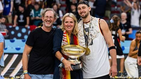 Franz Wagner (r.) und seine Eltern mit dem EM-Pokal