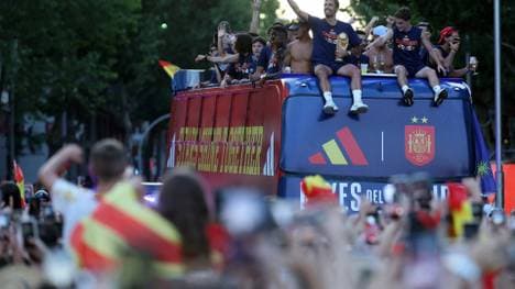 Rodri präsentiert den Fans den Pokal