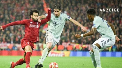 Javi Martinez (M., im Zweikampf mit Liverpools Mo Salah) war der überragende Münchner im Hinspiel an der Anfield Road
