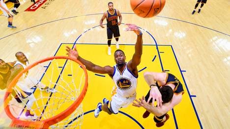 In dieser Szene verletzte sich Kevin Love (r.)