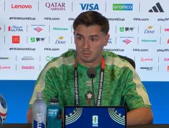 Kuriose Szenen bei Marokkos Pressekonferenz: Vor dem WM-Viertelfinale gegen Frankreich musste die PK kurzzeitig unterbrochen werden, nachdem zwei marokkanische Reporter aneinandergeraten waren.