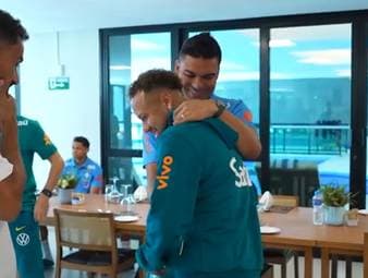Neymar hat das erste Training der brasilianischen Nationalmannschaft vor der WM wegen weiterer medizinischer Untersuchungen verpasst. Im Teamcamp wurde der Rückkehrer dennoch herzlich empfangen.