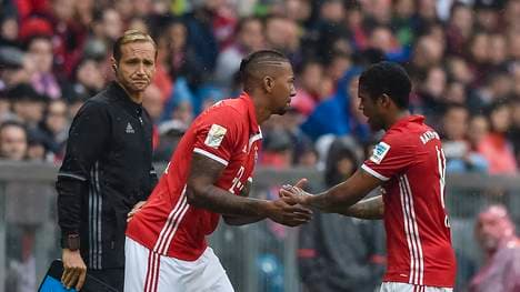 Jerome Boateng (M.) ersetzt gegen Ingolstadt den verletzten Douglas Costa (r.)