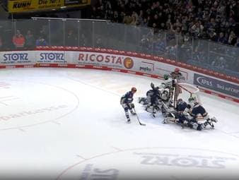 Kuriose Szene beim Auswärtssieg der Eisbären Berlin in Schwenningen. Im ersten Drittel liegen fast alle Spieler im Tor, der Puck allerdings nicht.