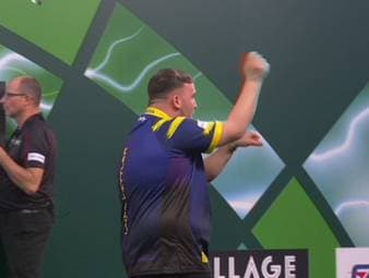 Luke Littler checkt gleich im ersten Satz den Big Fish und zeigt Gegner Krzysztof Ratajski, dass es heute nur einen Gewinner geben wird.