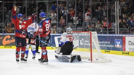 Die Adler Mannheim (rot) gewannen souverän gegen Schwenningen