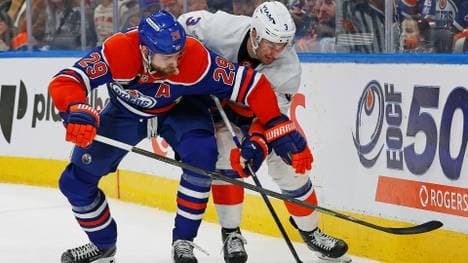 Leon Draisaitl (l.) gegen die Islanders