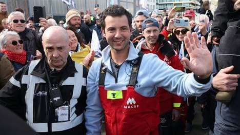 Soudée (r.) wird in seiner Heimat gefeiert