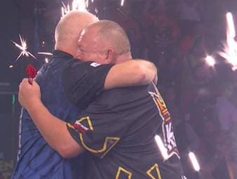 Ian White entscheidet das Routinier-Duell gegen Mervyn King mit 3:2 für sich.