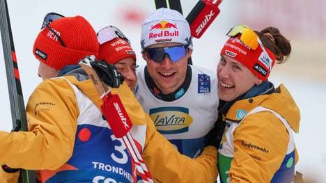 Das deutsche Kombinierer-Team bejubelte die Silbermedaille