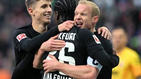 SGE-Kapitän Sebastian Rode (r.) trifft zum 1:1