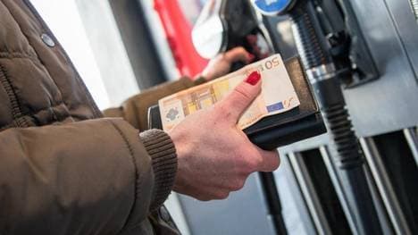 Die Spritpreise variieren im Tagesverlauf an den Tankstellen