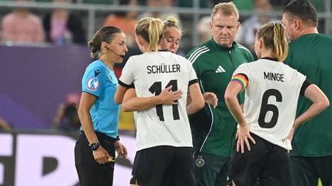 Lea Schüller umarmt die verletzte Giulia Gwinn