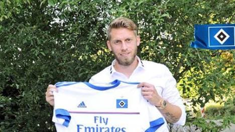 Aaron Hunt präsentiert sein neues HSV-Trikot.