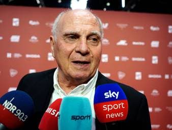 Jamal Musiala bleibt das Sorgenkind beim FC Bayern. Ehrenpräsident Uli Hoeneß sichert dem Bayern-Youngster die volle Unterstützung zu.