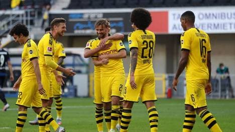 Marcel Schmelzer (M.) wird nach seinem Tor von den BVB-Teamkollegen beglückwünscht