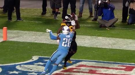 Antonio Brown fängt den Ball mit Hand und Helm