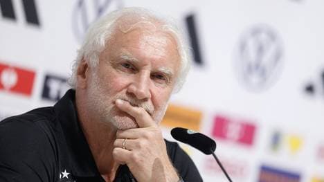 Rudi Völler schwört das Team ein