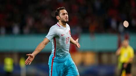 Hakan Calhanoglu verwandelt einen direkten Freistoß zum Ausgleich